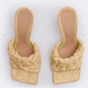BOTTEGA VENETA
Raffia Intrecciato Stretch Mule Sandals 40 Macadamia